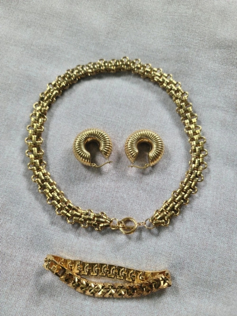 Gold-Tone Jewelry Set Like New